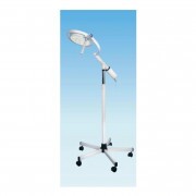 Mach LED 120F szabadon álló, 5-ágú görgős lábbal, állítható magasságú, rövid karos