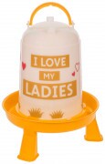 KERBL Műanyag baromfi itató, lábakkal, 5 literes - I love my ladies