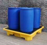 Jonesco műanyag kármentő 4 hordó részére alacsony fekete, rakásolható, 249L (146 x 146 x 30,5 cm)