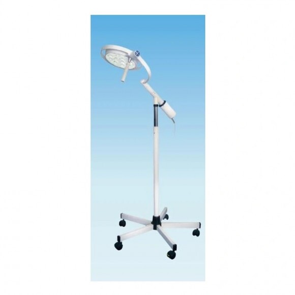 Mach LED 120F szabadon álló, 5-ágú görgős lábbal, állítható magasságú, rövid karos