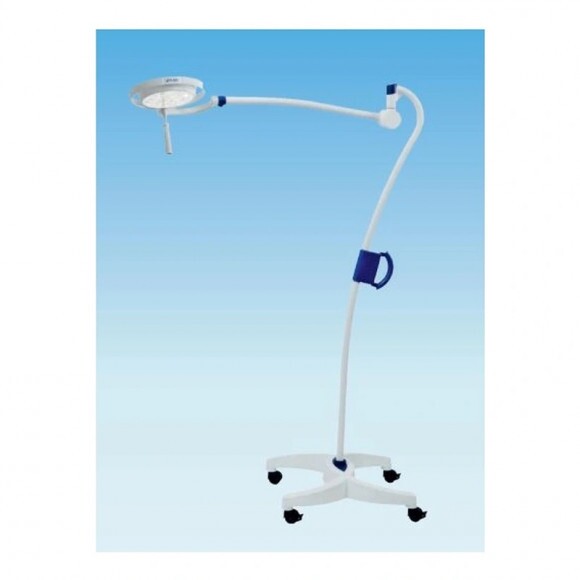 Mach LED 120F szabadon álló, 4-ágú görgős lábbal, lengőkaros
