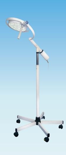 Mach LED 130F szabadon álló, 5-ágú görgős lábbal, állítható magasságú, rövid karos